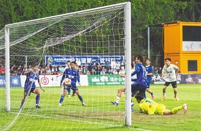 开云平台百家乐-绿茵夜未央:琼中少年的绝杀之夜