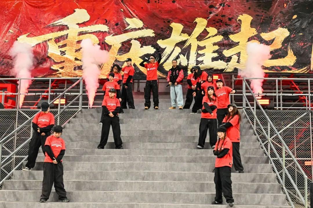 开云电竞大平台-球迷两极对峙!重庆铜梁龙“票价之争”:中超俱乐部运营新思考